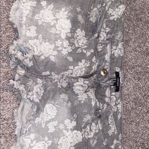 SUPER CUTE FLORAL SHORTS SIZE 29